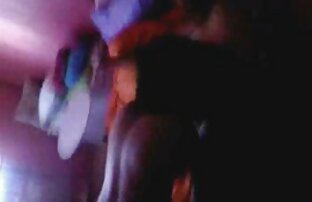 XXX Trên đồng tính nữ trong đen fishnets quái với màu tím strapon xx set thu